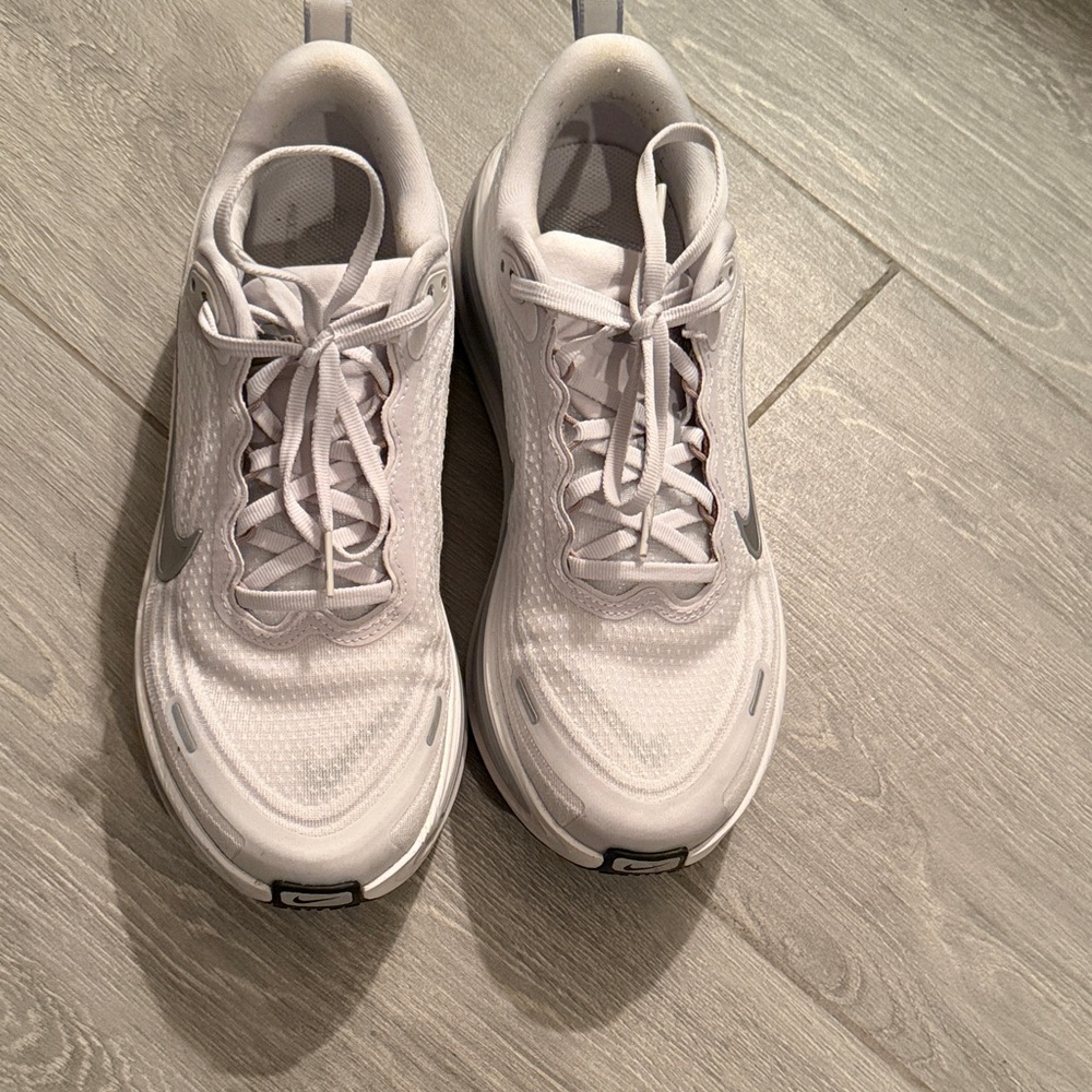 Nike vomero plus White Running Sneakers with Silver Swoosh